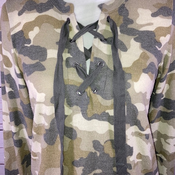 Derek Heart Lace up Camo top size M - Picture 3 of 6